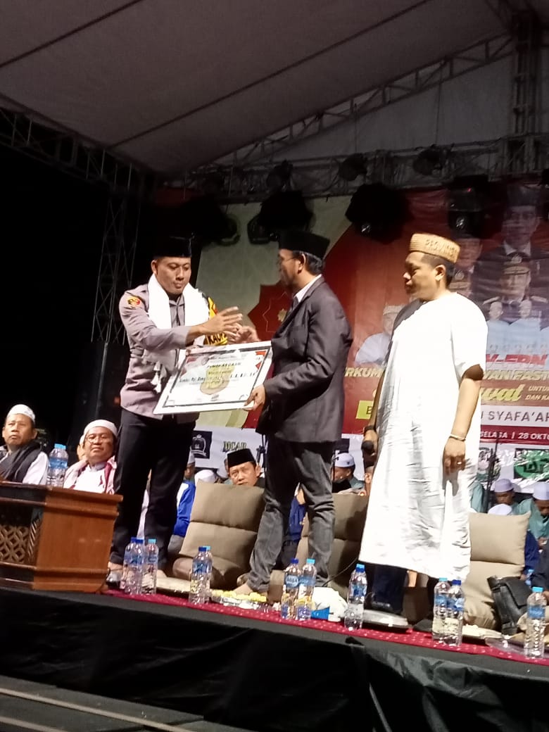 *Karena Banyak Masyarakat Hadir, Kapolda Jatim dan Kapolresta Banyuwangi Diberikan Penghargaan*