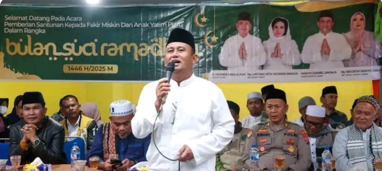 Wabup Dairi Wahyu Beri santunan Tali Asih Di Acara Buka Puasa Di masjid Al-Iklas